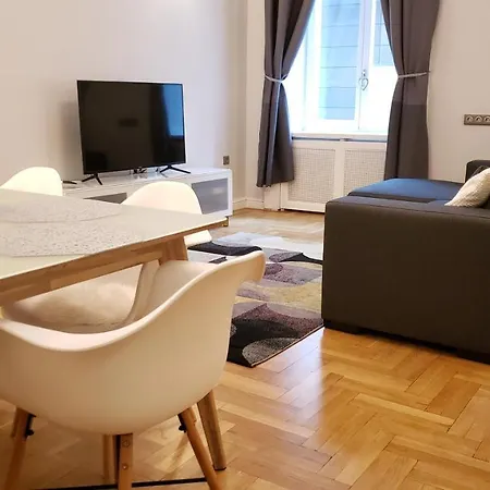 Supreme Center Apartment *